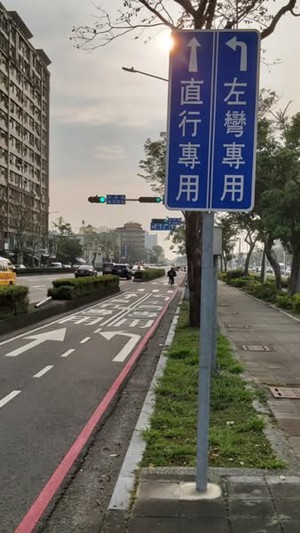 高雄新凱旋四路往西，近翠和街口之｢機慢車待轉｣規劃設置缺失。